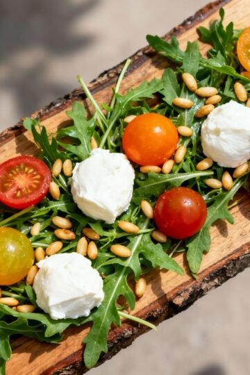Creative salad with rocket, tomatoes, and mozzarella.