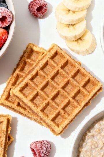 Healthy frozen breakfast meals with fruits and grains.