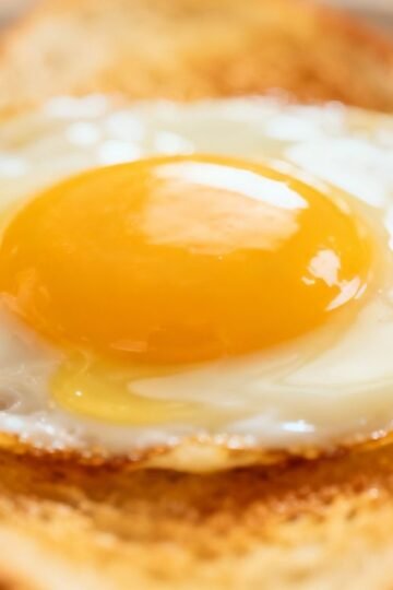 Perfect fried egg on toast