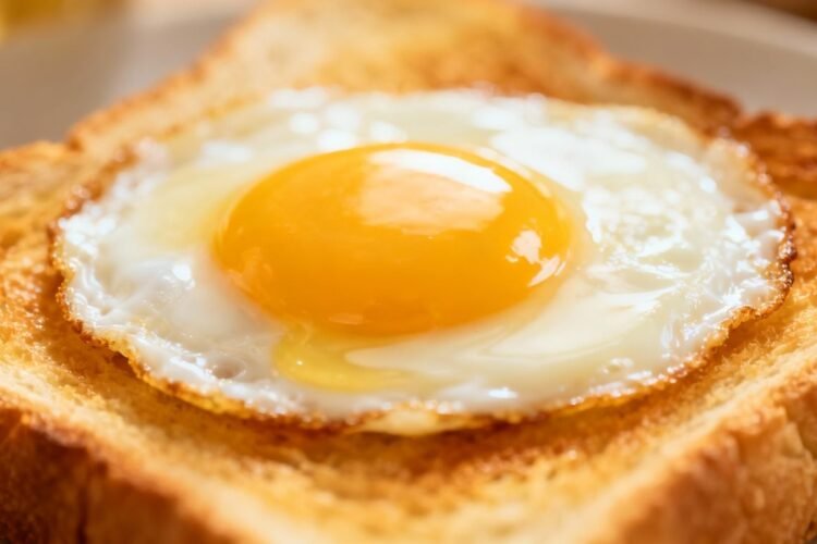 Perfect fried egg on toast