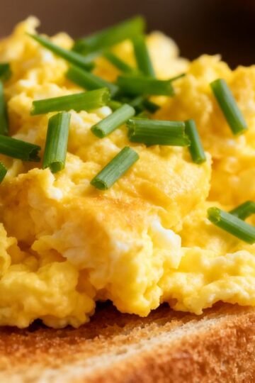 Scrambled eggs on toast with chives.